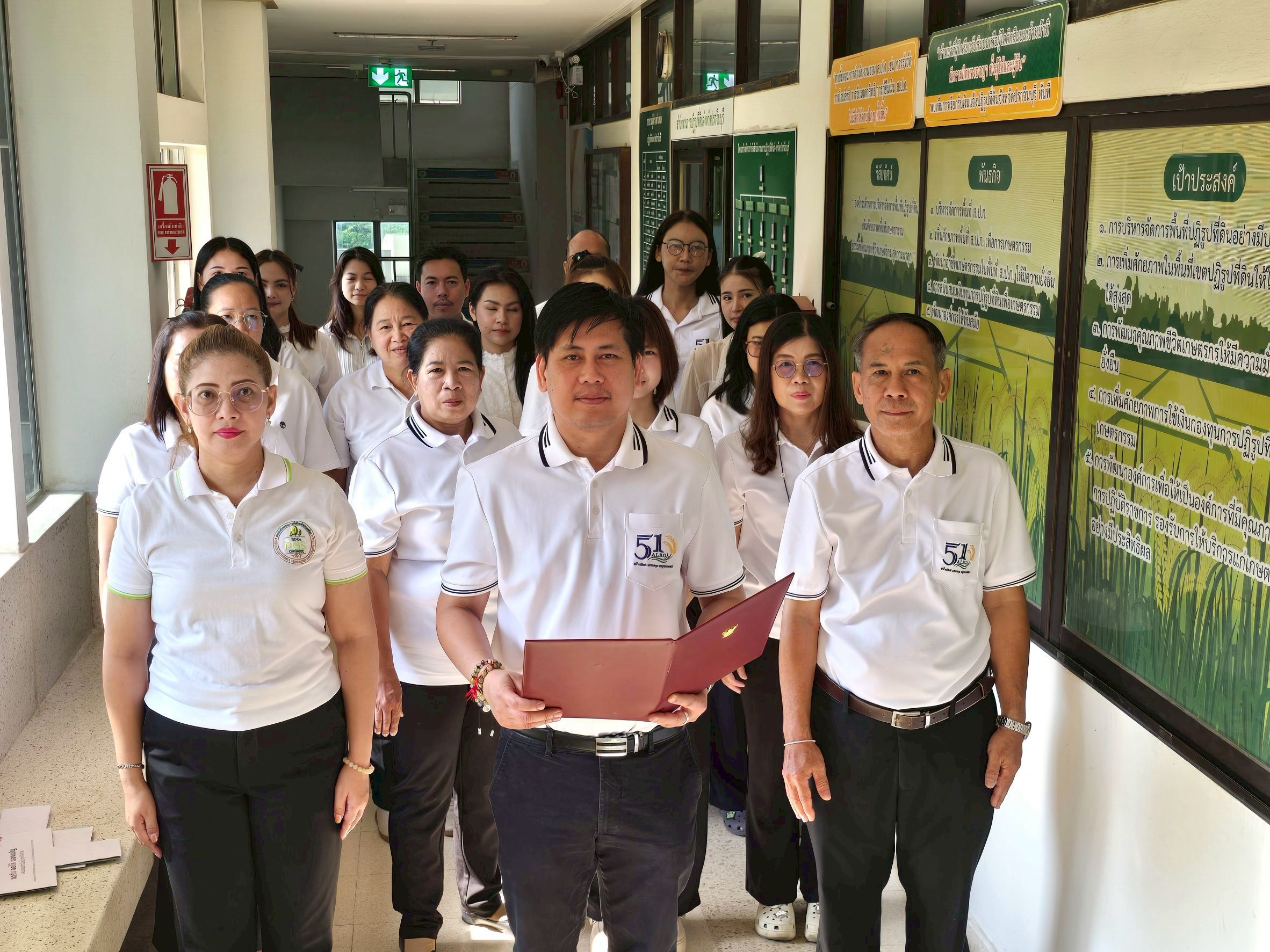 title - วันที่ 18 มีนาคม 2569 นายวิทูล ประดิษฐบุญ ปฏิรูปที่ดินจังหวัดปราจีนบุรี พร้อมด้วย เจ้าหน้าที่ ส.ป.ก.ปราจีนบุรี ร่วมประกาศเจตนารมณ์ “No Gift Policy” ไม่รับของขวัญของกำนัลทุกชนิดจากการปฏิบัติหน้าที่ เพื่อร่วมขับเคลื่อนการป้องกันและแก้ไขปัญหาการทุจริต